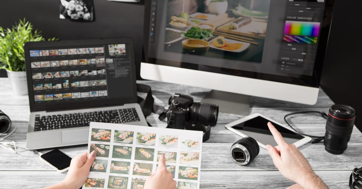 Image Optimization คนกำลังเลือกและจัดการภาพประกอบการทำเว็บไซต์