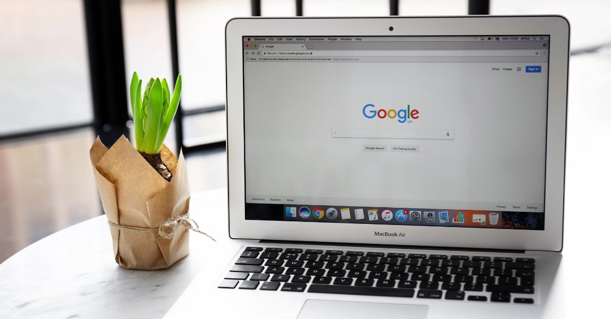 Laptop ที่กำลังเปิดใช้งานหน้า Search Engine