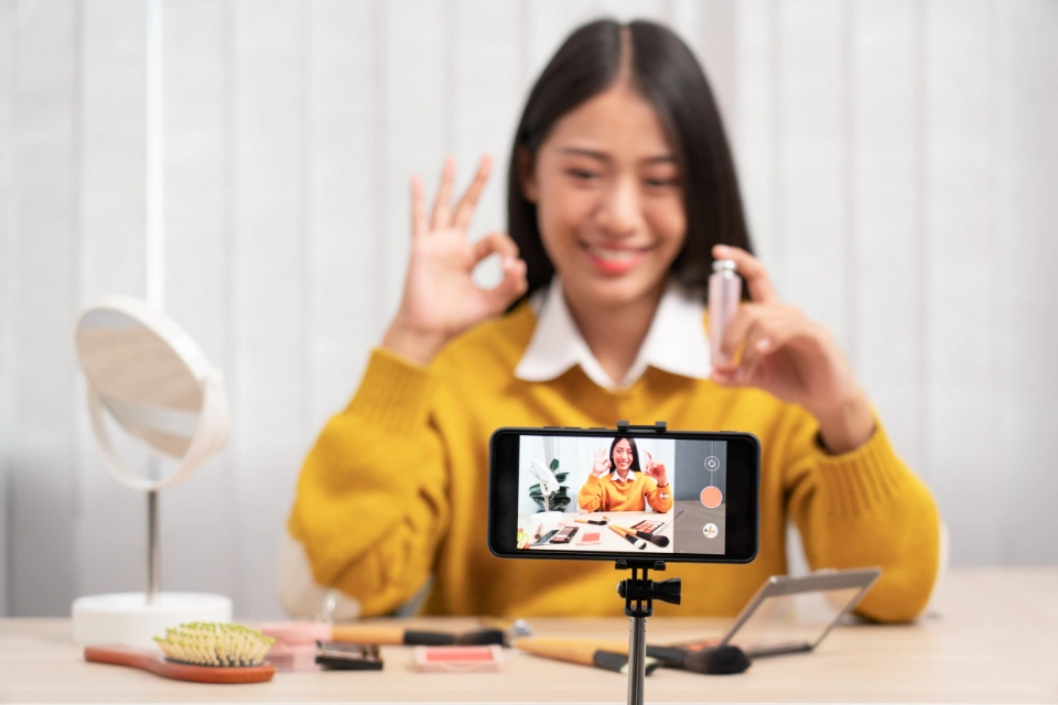 ครีเอเตอร์วิดีโอกำลังรีวิวสินค้า