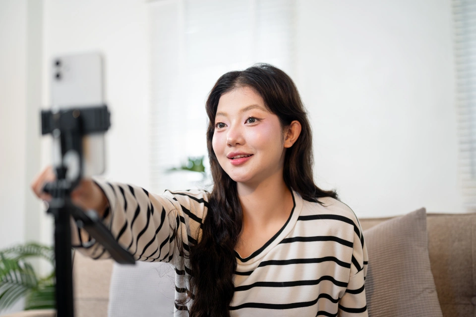 ครีเอเตอร์หญิงกำลังถ่ายภาพตัวเอง