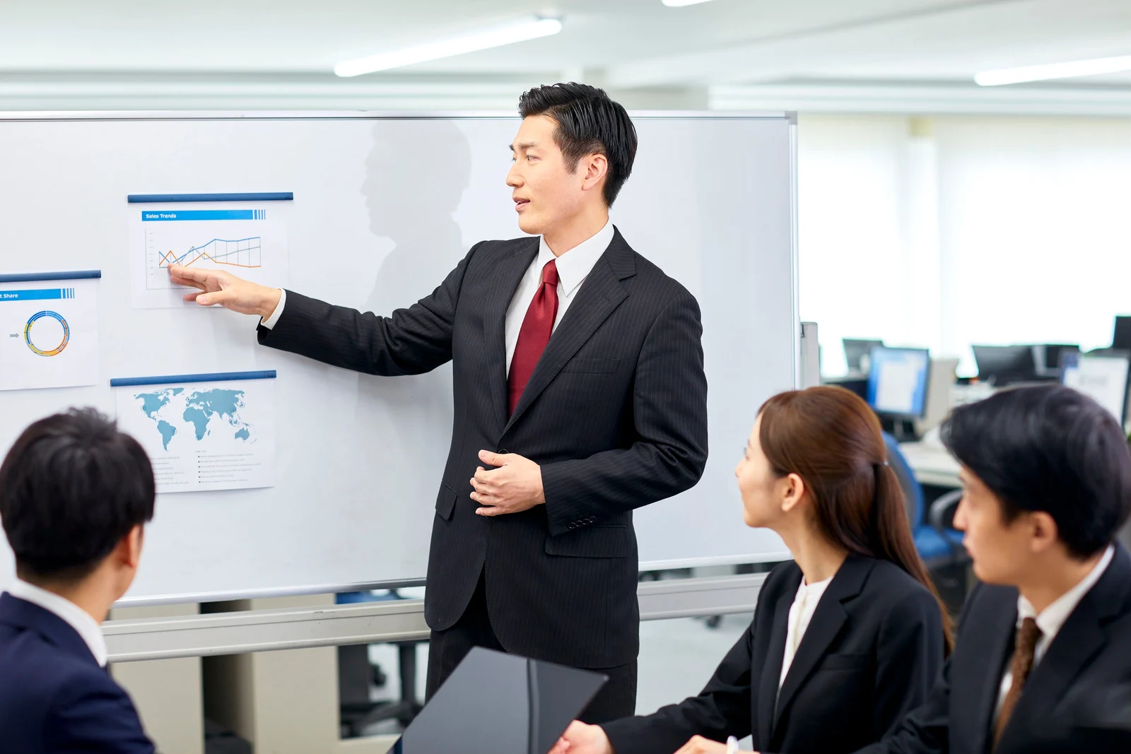 พนักงานประชุมเรื่องการหา Target Audience